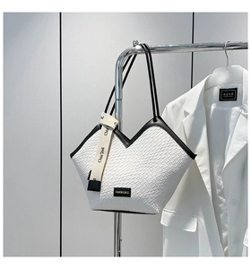 Dettaglio della borsa tote in tessuto bianco con finiture nere e nastro Chia' 2nd