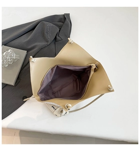 Vista dall'alto dello spazioso interno della borsa tote vintage beige con cerniera
