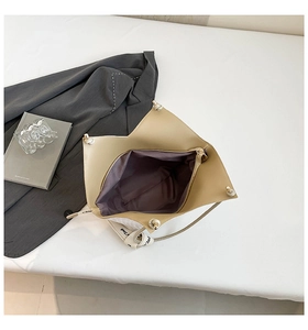 Vista dettagliata della borsa tote in pelle beige con cerniera e tracolla trendy