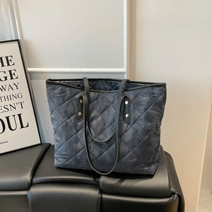 Minimalist large capacity quilted tote bag with diamond pattern and camouflage print