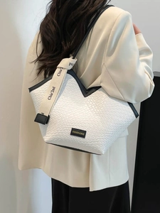 Grande borsa tote vintage bianca intrecciata con apertura a V e dettagli neri a contrasto