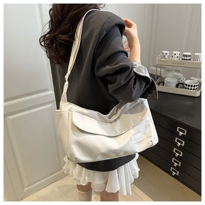 Borsa a tracolla minimalista in nylon bianco con cinturino regolabile e tasca laterale