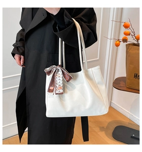 Gros plan du sac cabas blanc mat avec détail de foulard en soie élégant pour l'automne