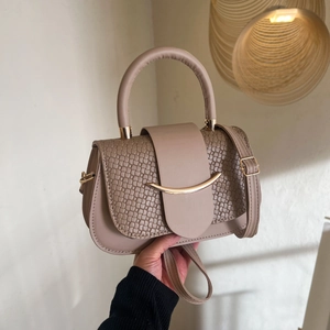 Petit sac boîte beige à motif crocodile avec boucle dorée et poignée supérieure