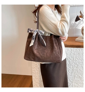 Détail d'un grand sac cabas marron foncé en daim mat avec foulard vintage décoratif