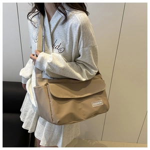 Dettaglio della borsa a tracolla kaki in nylon impermeabile con tasca laterale e logo