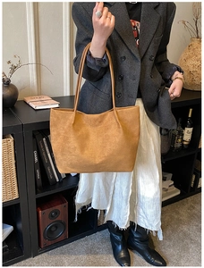 Dettaglio della borsa tote marrone caramello con trama opaca e spalline in pelle