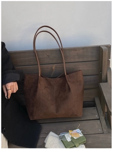 Dettaglio ravvicinato della borsa tote in pelle scamosciata marrone scuro opaco