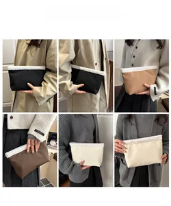 Dettaglio delle pochette invernali in pelle scamosciata con bordo in ecopelliccia