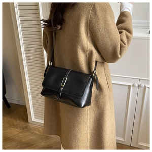 Minimalistische zwarte leren crossbodytas met verstelbare riem en metalen gesp detail