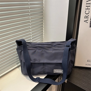Borsa a tracolla in nylon blu navy con tracolla regolabile per il pendolarismo quotidiano