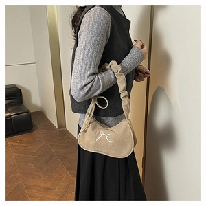 Borsa a spalla in velluto a coste beige con ricamo a fiocco e manico increspato