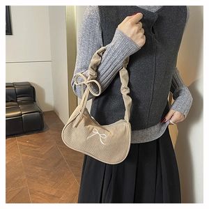 Borsa sottobraccio in velluto beige con ricamo a fiocco e tracolla arricciata