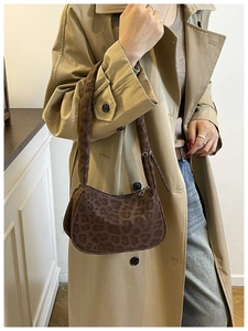 Dettaglio borsa hobo leopardata marrone con consistenza vellutata e tracolla morbida