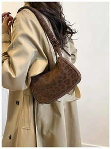 Dettaglio della borsa hobo leopardata marrone con morbida trama scamosciata e tracolla