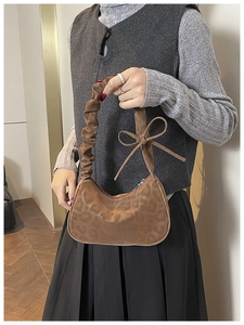Dettaglio della borsa hobo leopardata con manico arricciato e decorazione con fiocco