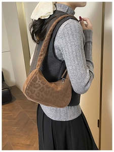 Dettaglio della borsa a spalla leopardata indossata dalla modella con stile hobo