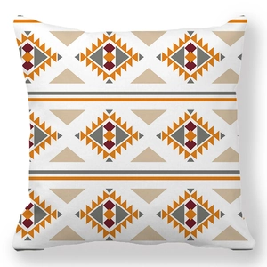Federa per cuscino bohémien con motivi geometrici arancio e bordeaux su sfondo bianco