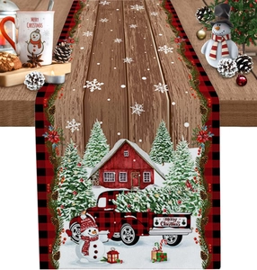 Dettaglio runner natalizio in lino con camion rosso e design di pupazzo di neve