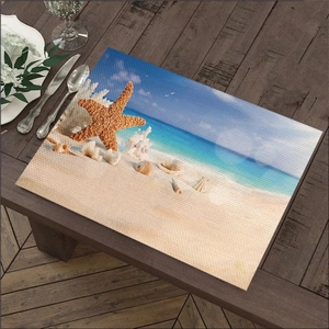 Detail van linnen placemat met strandthema en zeester op een donkere houten tafel