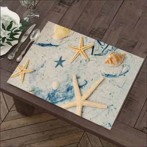 Detailopname van linnen placemat met zeesterontwerp en geweven textuur op de tafel