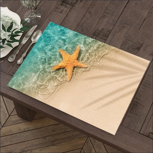 Detail van linnen placemat met zeester-ontwerp op een rustieke houten tafel