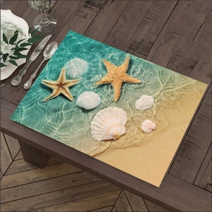 Detail van linnen placemat met zeesterprint op een donkere houten tafel achtergrond