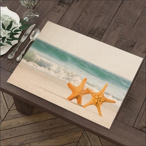 Detail van linnen placemat met zeesterprint op een donkere houten tafel