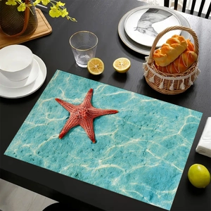Linnen placemat met rode zeester en oceaanthema op een rustieke houten tafel
