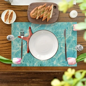 Linnen placemat met rode zeester op blauwe golfachtergrond voor de eettafel decor