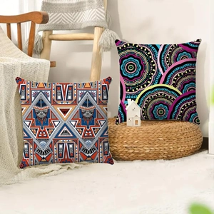 Federe per cuscini in stile boho con motivi mandala su uno sgabello in un ambiente accogliente