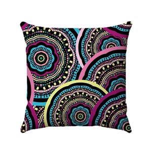 Dettaglio della fodera per cuscino mandala boho con vivaci motivi geometrici etnici