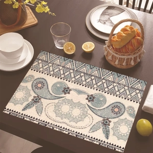Tovaglietta in lino bohémien con motivi paisley vintage su tavolo in legno scuro