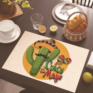 Tovaglietta in lino con cactus e maracas su tavolo di legno scuro per Cinco de Mayo