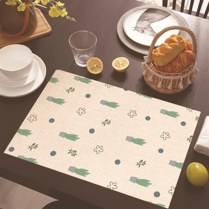 Tovaglietta in lino stile messicano con stampa di cactus verde su tavolo in legno