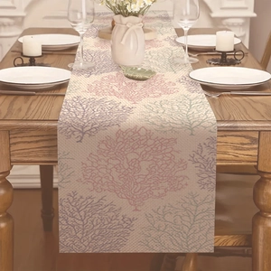 Chemin de table en lin avec motifs de corail marin sur une table en bois foncé