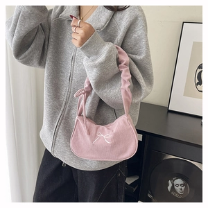 Borsa baguette in velluto rosa con ricamo a fiocco bianco e tracolla arricciata
