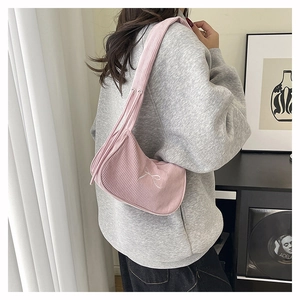 Borsa sottobraccio in velluto rosa con un delicato fiocco bianco ricamato