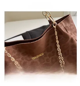 Dettaglio della borsa leopardata con catena dorata e decorazioni con grandi perle