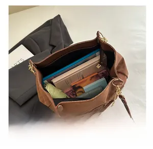 Vista interna della borsa tote in pelle scamosciata marrone con grande capienza