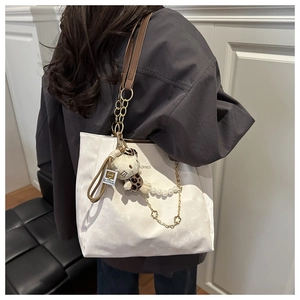 Borsa tote in velluto bianco con tracolla in pelle e ciondolo a forma di gatto