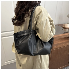 Gros plan sur un sac cabas en cuir noir avec texture grainée et esthétique décontractée