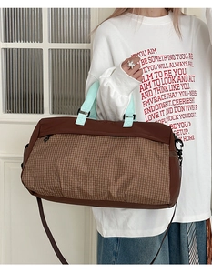 Dettaglio borsa da viaggio con cinturini verde menta e trama in nylon marrone scuro