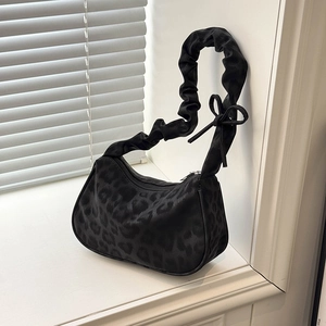 Borsa tote chic leopardata nera con manici increspati e fiocco decorativo elegante