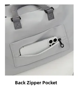 Dettaglio della borsa fitness grigio chiaro con tasca posteriore a zip per cellulare