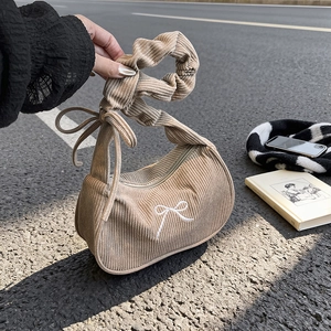 Borsa a mezzaluna in velluto a coste marrone chiaro con fiocco ricamato e manico arricciato