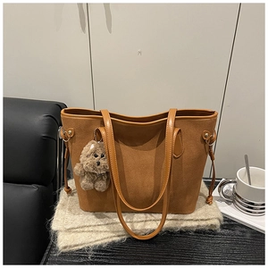Détails du sac cabas en daim caramel avec cordon et breloque chiot en peluche