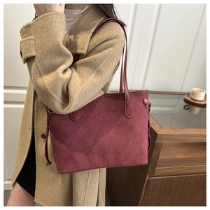 Détail du grand sac cabas en suède bordeaux avec cordon et finitions en bronze vintage