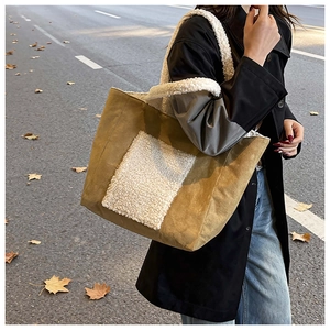 Dettaglio della borsa tote in velluto a coste verde oliva con inserti in pile bianco