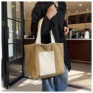 Dettaglio di una borsa tote in velluto a coste con finiture in pile e design patchwork